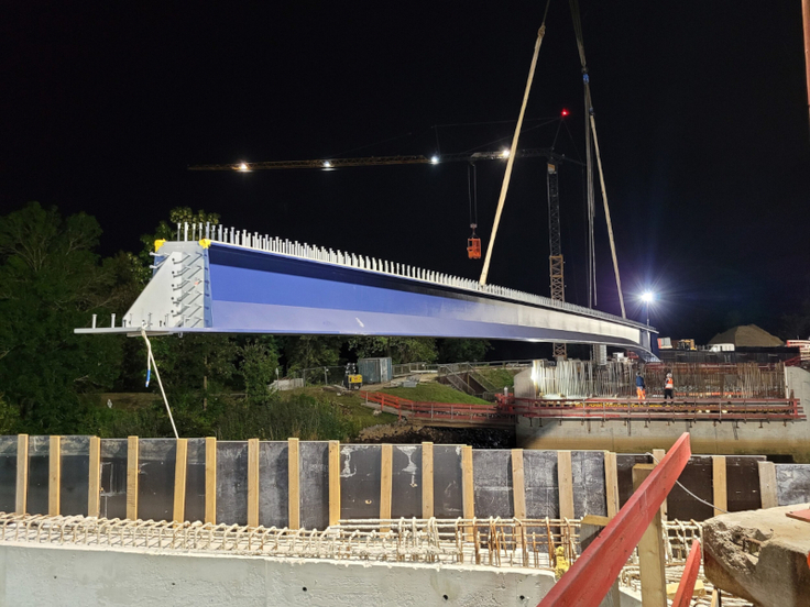 Heben der Stahlträger.