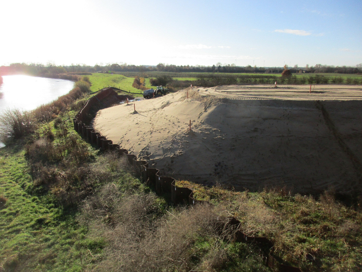 Sanddammaufschüttung an der Ostebrücke zwischen Hechthausen und Burweg auf der B 73.