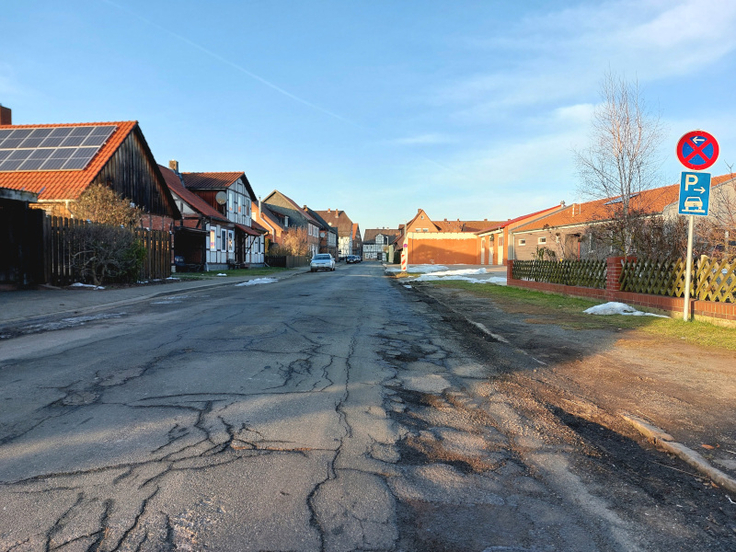 Die Fahrbahn weist zahlreiche Schlaglöcher auf.