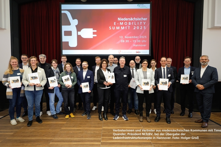Vertreterinnen und Vertreter aus niedersächsischen Kommunen mit Timo Quander, Präsident NLStBV (ganz rechts), bei der Übergabe der Ladeinfrastrukturkonzepte in Hannover.