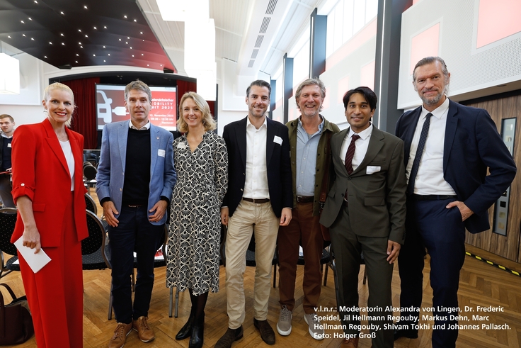 (v.l.n.r.:) Moderatorin Alexandra von Lingen zusammen Dr. Frederic Speidel, Jil Hellmann Regouby, Markus Dehn, Marc Hellmann Regouby, Shivam Tokhi und Johannes Pallasch.