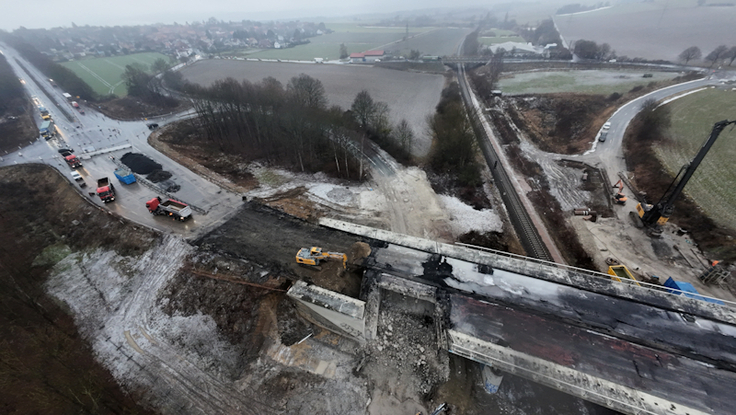 Der Abriss der B-6-Brücke bei Salzgitter-Bad ist erfolgreich gestartet (Februar 2026).