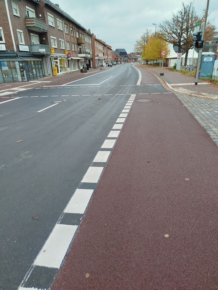 Der Kreuzungsbereich Rathaus wurde für die Fahrbeziehung Konrad-Adenauer Straße – Westerstraße Anfang November 2025 geöffnet.