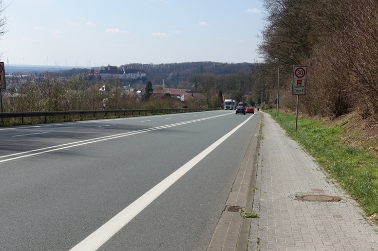 Die aktuelle B 51 mit Blick auf das Schloss Iburg.