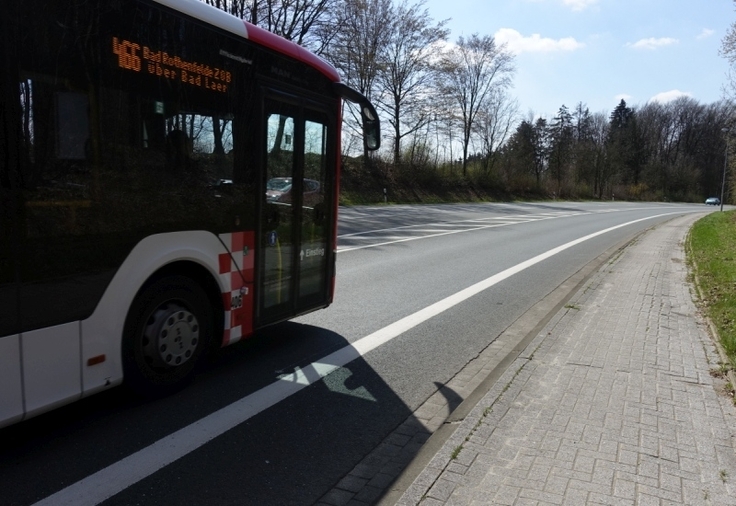 Die bestehende Hochbordanlage (im Bild rechts der Fahrbahn) wird aus Sicherheitsgründen zurückgebaut.
