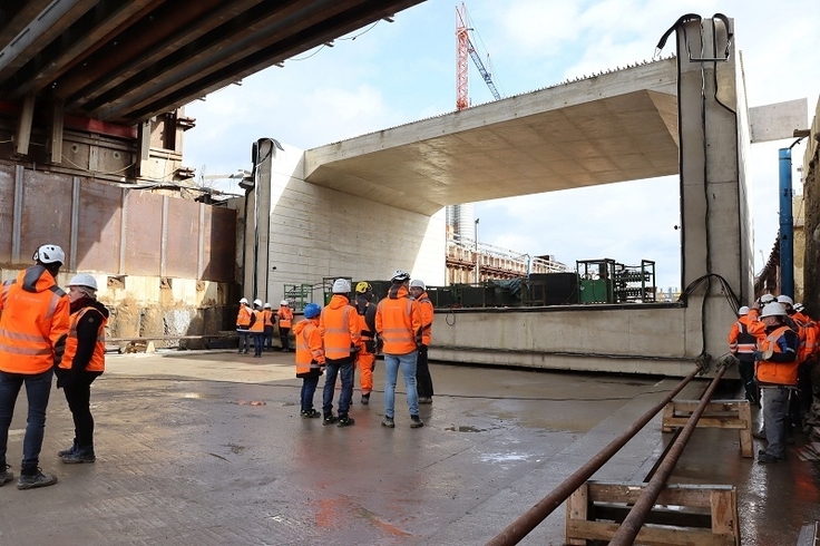 Das Rahmenbauwerk bewegt sich mit einer Geschwindigkeit von 8 Metern die Stunde.