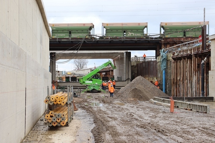 Trotz Einschub: Auf den Gleisen herrscht – nur wenige Zentimeter von „Block 13“ entfernt – reger Betrieb.