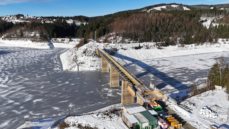 Der Aushub der alten Brücke über den Okerstausee wird vorbereitet (Foto vom Februar 2026).