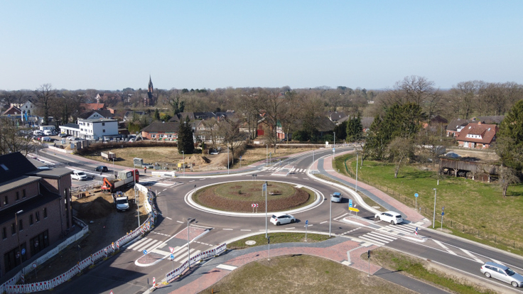 Nach einer längeren Winterpause laufen die Arbeiten am Kreisverkehr aktuell in der sechsten Bauphase.