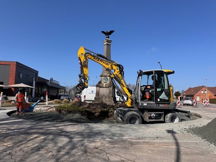 Am 30. März 2026 hat die Sanierung des Kreisverkehres auf der L 3 in Pewsum begonnen.