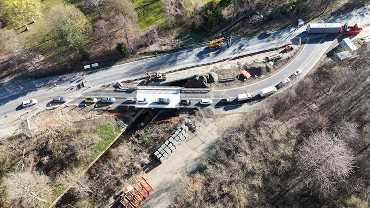Die Umfahrung der Brücke über die Abzucht ist fertig und der Verkehr erfolgreich umgeleitet.