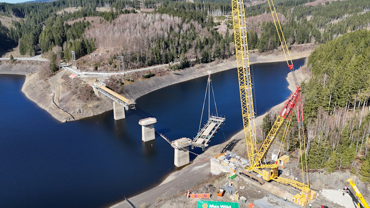 Der Aushub der alten Brücke über den Okerstausee läuft nach Plan.