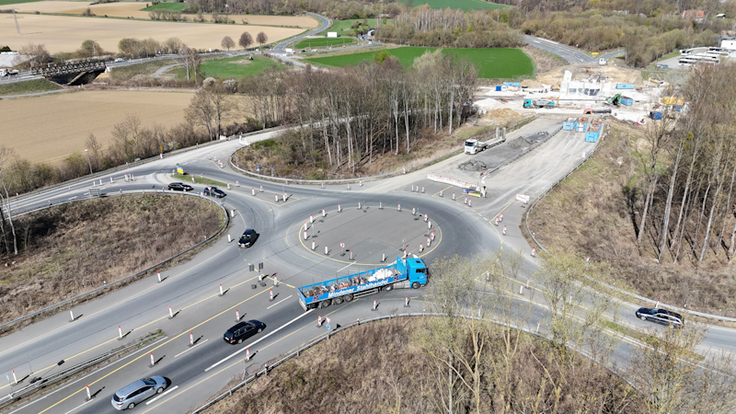 Die alte Brücke im Zuge der B 6 bei Salzgitter-Bad ist Geschichte. Die Umfahrung bleibt für den Neubau aktiv.