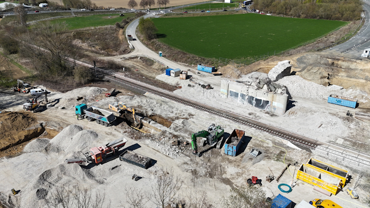 Nur noch etwas Schutt erinnert an den Standort der alten Brücke im Zuge der B 6 bei Salzgitter-Bad.