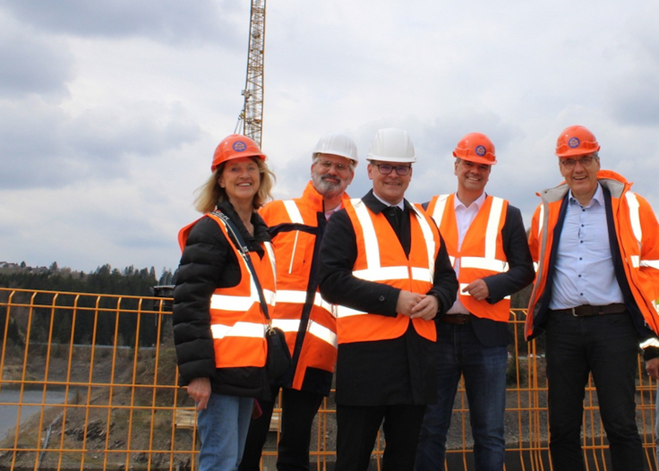 Besuch der Baustelle am Okerstausee (von links) Bürgermeisterin Petra Emmerich-Kopatsch, NLStBV-Präsident Timo Quander, Verkehrsminister Grant Hendrik Tonne, Goslars Landrat Dr. Alexander Saipa und Günter Hartkens, Leiter des rGB Goslar.