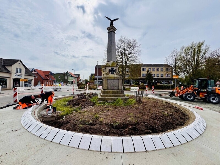 Der Innenkreisel des Kreisverkehres in Pewsum ist Mitte April betoniert worden.