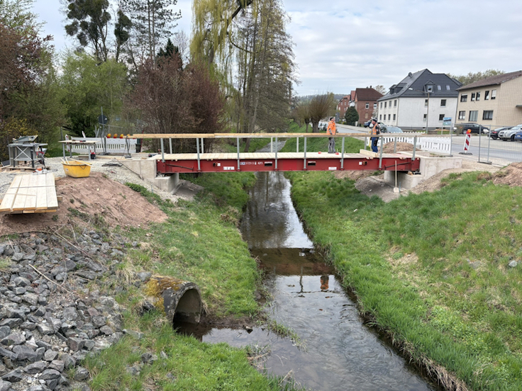 Die Behelfsbrücke für Fußgänger ist eingehoben und wird noch mit Geländer und Belag ausgestattet und mit Rampen an den Gehweg angeschlossen.