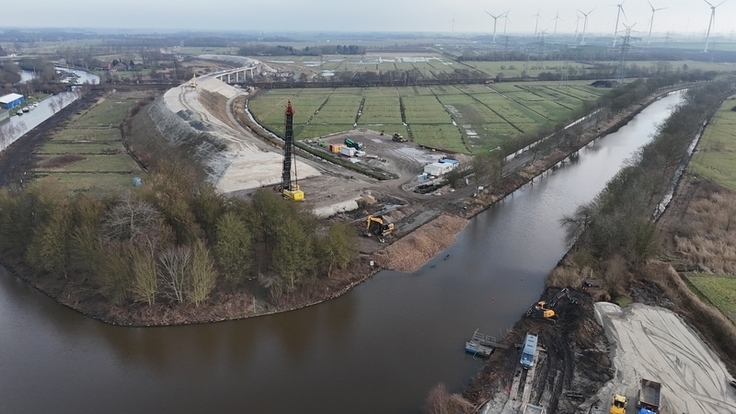 Aktuell läuft der Bau der Brücke über den Ems-Seitenkanal in Emden.