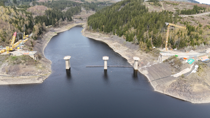 Nur noch die Pfeiler erinnern an den Verlauf des Bauwerks über den Okerstausee (Foto Mai 2026).