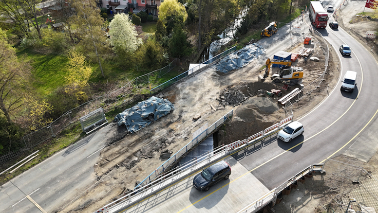 Aufgrund der Behelfsbrücke kann der Verkehr auch während des Abbruchs der alten Abzuchtbrücke weiterlaufen (Foto Mai 2026).