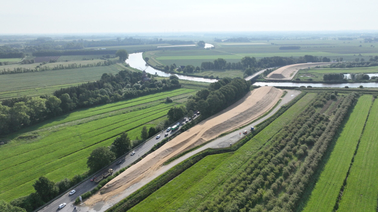 Vorbelastungsdämme für die neue Ostebrücke zwischen Hechthausen und Burweg.