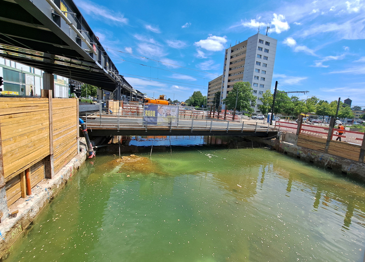 Noch steht das Grundwasser hoch im Baudock 8. Nach den beiden Wochenenden im Juli ist der Boden abgegraben. Wenn die Betonsohle eingebaut ist, kann das Wasser abgepumpt werden.