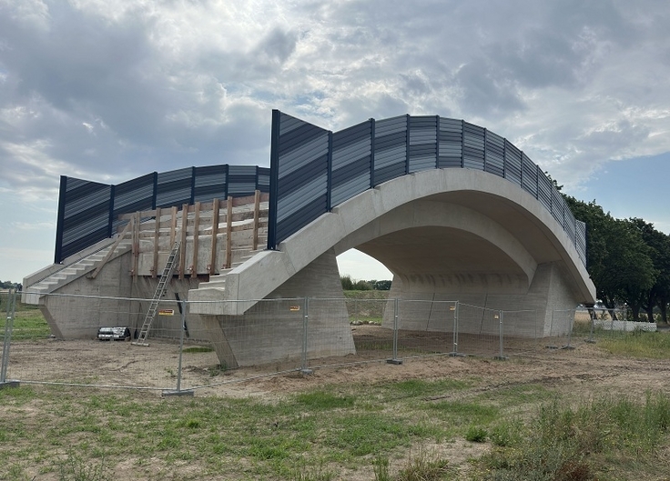 Der Bau der Fledermausbrücke konnte wie geplant im Juli 2026 abgeschlossen werden.