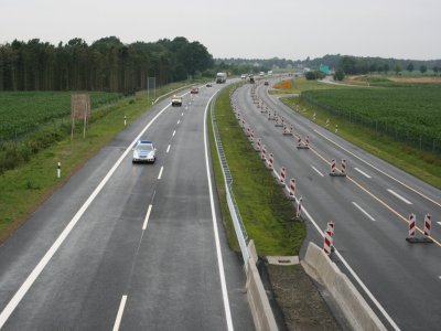 Die ersten Fahrzeuge auf der vierspurigen B 402 zwischen A 31 und der Grenze im Juli 2007