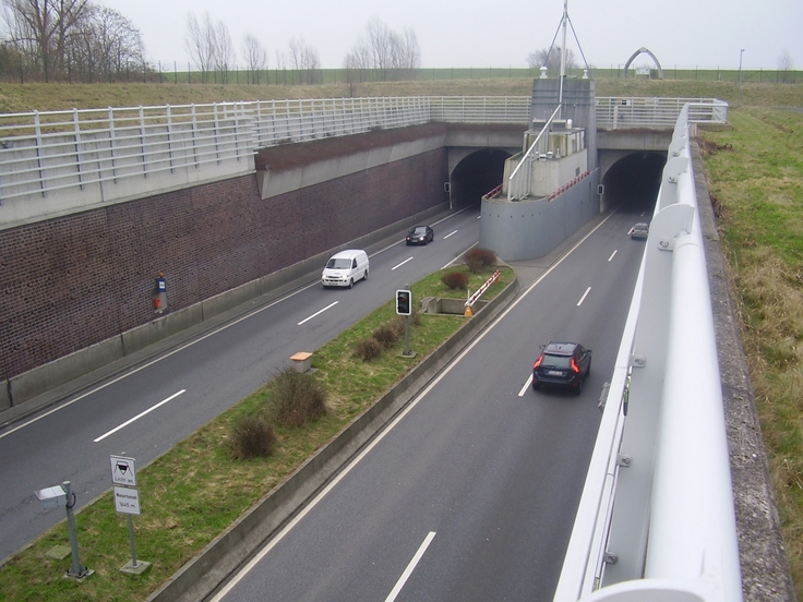 Einfahrt in den Wesertunnel