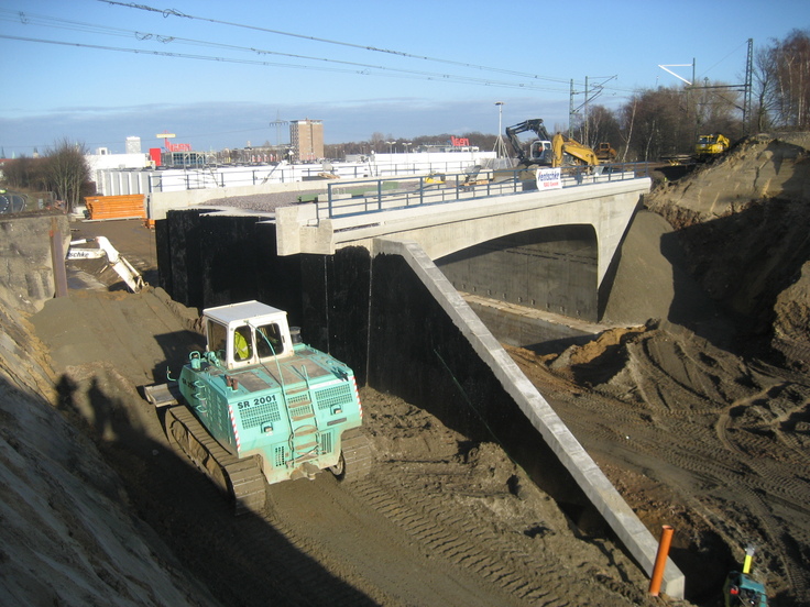 Die Brücke wurde Weihnachten 2009 in den Bahndamm eingefügt