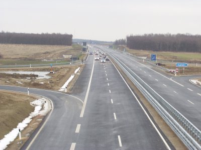 Ein Streifenwagen der Autobahnpolizei holt den Verkehr erstmals auf die neue Strecke