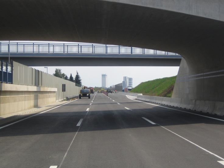 Die neue Richtungsfahrbahn Gifhorn der A 391 unterhalb der Brücke BSW 10 kurz vor ihrer Freigabe im Juni 2011