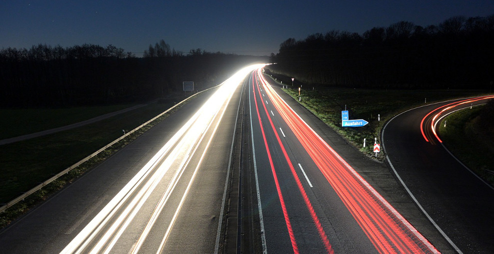 Autobahn bei Nacht (Symbolfoto)