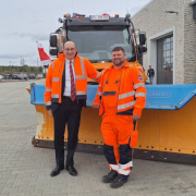 Staatssekretär Matthias Wunderling-Weilbier nutzte die Gelegenheit und stieg bei Goslars Straßenwärter Florian Wurdinger (rechts) mit in den winterlich aufgerüstet Unimog.