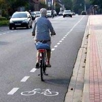 Schutzstreifen für den Radverkehr in einer Ortsdurchfahrt