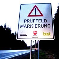 Hinweis auf das Prüffeld an der B 4