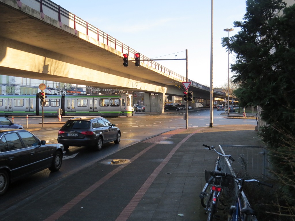 Komplexe Verkehrssituation: Oben der Südschnellweg, vorn die Willmerstraße im Kreuzungsbereich mit der Hildesheimer Straße (mit Stadtbahn)